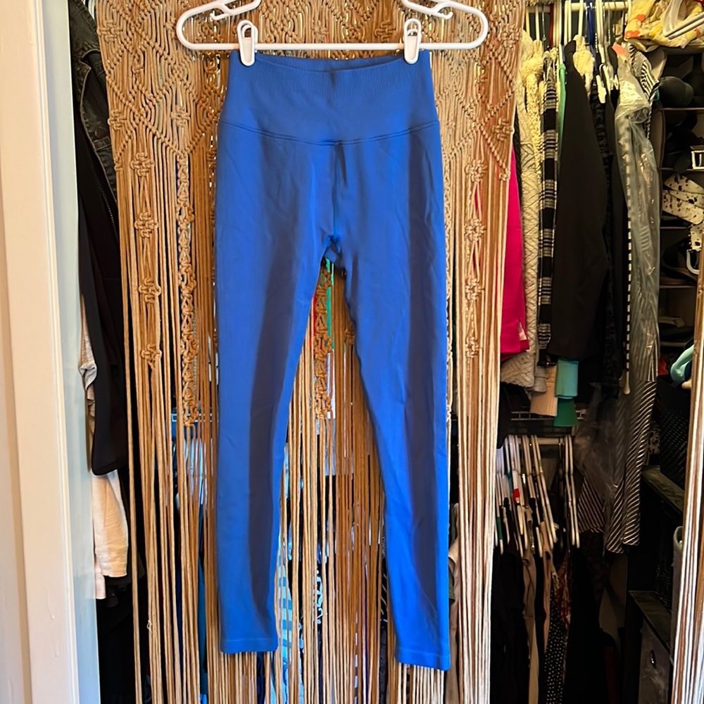 Spiritual gangster leggings in light blue.